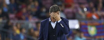 Míchel, técnico del Málaga, durante el partido que perdió su equipo en Barcelona.