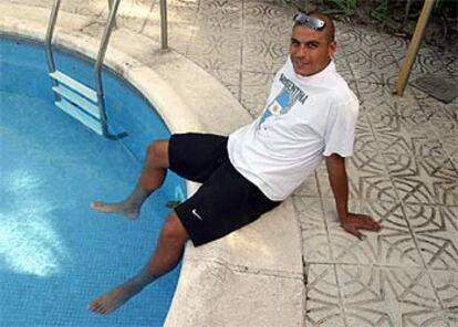 Juan Gómez, en la piscina de su casa en Madrid, con su inseparable camiseta argentina.