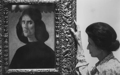 Helena Cambó, filla de Francesc Cambó, el 1990, amb l'obra de Botticelli que surt a la venda a Londres.