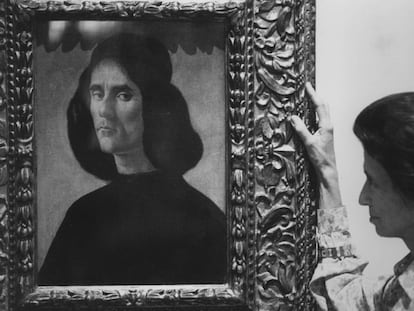 Helena Cambó, filla de Francesc Cambó, el 1990, amb l'obra de Botticelli que surt a la venda a Londres.