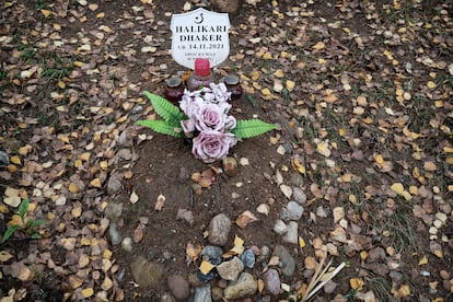 Tumba de Halikari Dakher, un bebé kurdo, en el cementerio musulmán polaco de Bohoniki, en Podlaquia. Su madre, Avin, refugiada kurda, estaba embarazada de unas 26 semanas y viajaba con su marido y cinco hijos. Después de pasar una semana en el bosque de Bialowieza, sufrió hipotermia en tercer grado. Perdió a su bebé en el hospital y poco después murió. El padre y los niños acabaron en la Fundación Dialog de Bialystok, en virtud de un acuerdo con la guardia fronteriza, mientras se valora su solicitud de asilo. Los muertos en el bosque de Bialowieza suelen ser enterrados en este cementerio musulmán polaco donde, desde más de 500 años, viven los tártaros, una minoría musulmana.

Esta investigación se ha realizado gracias a una beca del fondo IJ4EU Investigative Journalism for Europe.