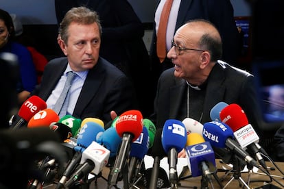 El abogado Javier Cremades (izq.), junto al presidente de la Conferencia Episcopal, Juan José Omella, en 2023. 