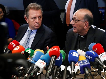 El presidente de la Conferencia Episcopal, Juan José Omella (derecha), y el presidente del despacho Cremades & Calvo Sotelo, Javier Cremades, en la rueda de prensa de febrero de 2022, en la que anunciaron el inicio de la auditoría sobre pederastia en el clero.