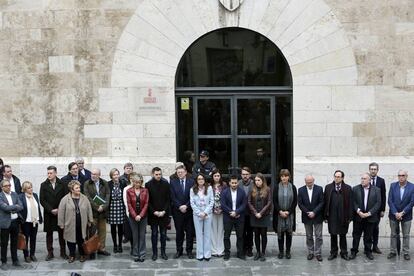 Concentraci&oacute;n del Gobierno valenciano por las dos nuevas mujeres asesinadas presuntamente por sus parejas.