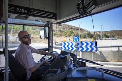 Josep Garganté, concejal de la CUP, conduce el autobús 102
