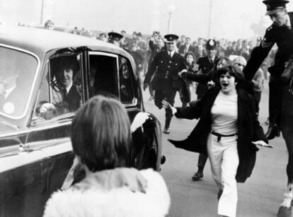 The Beatles, dentro del coche, seguidos por sus fans en octubre de 1965 en Londres.