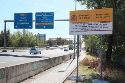 Un cartel anuncia del cierre al tráfico del puente ubicado en el nudo que conecta la M-40 con la M-607 