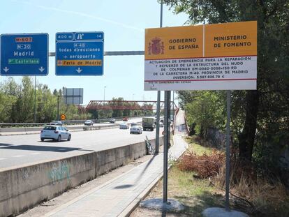 Un cartel anuncia del cierre al tráfico del puente ubicado en el nudo que conecta la M-40 con la M-607 