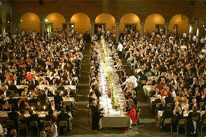 Tras la ceremonia de entrega de los premios, los casi 1.300 invitados se trasladaron al Ayuntamiento de Estocolmo, en cuyo salón azul se celebró la cena de gala que han compartido con los 12 premiados y la familia real de Suecia.