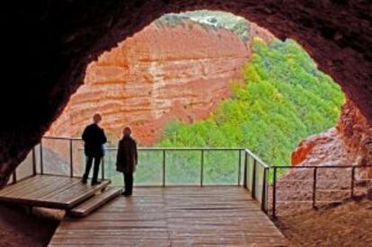 Bocamina de la galería visitable, de 650 metros, de las minas de oro romanas de Las Médulas, en el Bierzo (León).