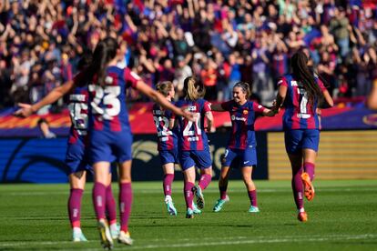 Mariona Caldentey celebra su gol, tercero del Barça ante el Real Madrid, junto a sus compañeras.