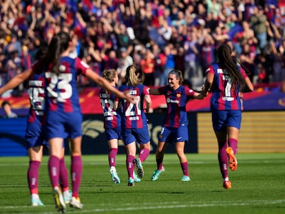 Mariona Caldentey celebra su gol, tercero del Barça ante el Real Madrid, junto a sus compañeras.