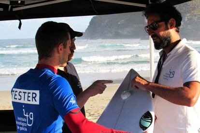 Santiago Rodr&iacute;guez Charl&oacute;n, del Centro Tecnol&oacute;gico ITG, muestra al surfista Vicente Romero el funcionamiento del dispositivo que mide la telemetr&iacute;a.