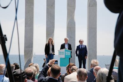 El alcaldable de Junts por Barcelona, Xavier Trias, junto a Jaume Giró y Victòria Alsina.