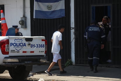 Agentes de la Policía Nacional Civil custodian a un joven detenido en el marco del Segundo Aniversario del Régimen de Excepción, en El Salvador.