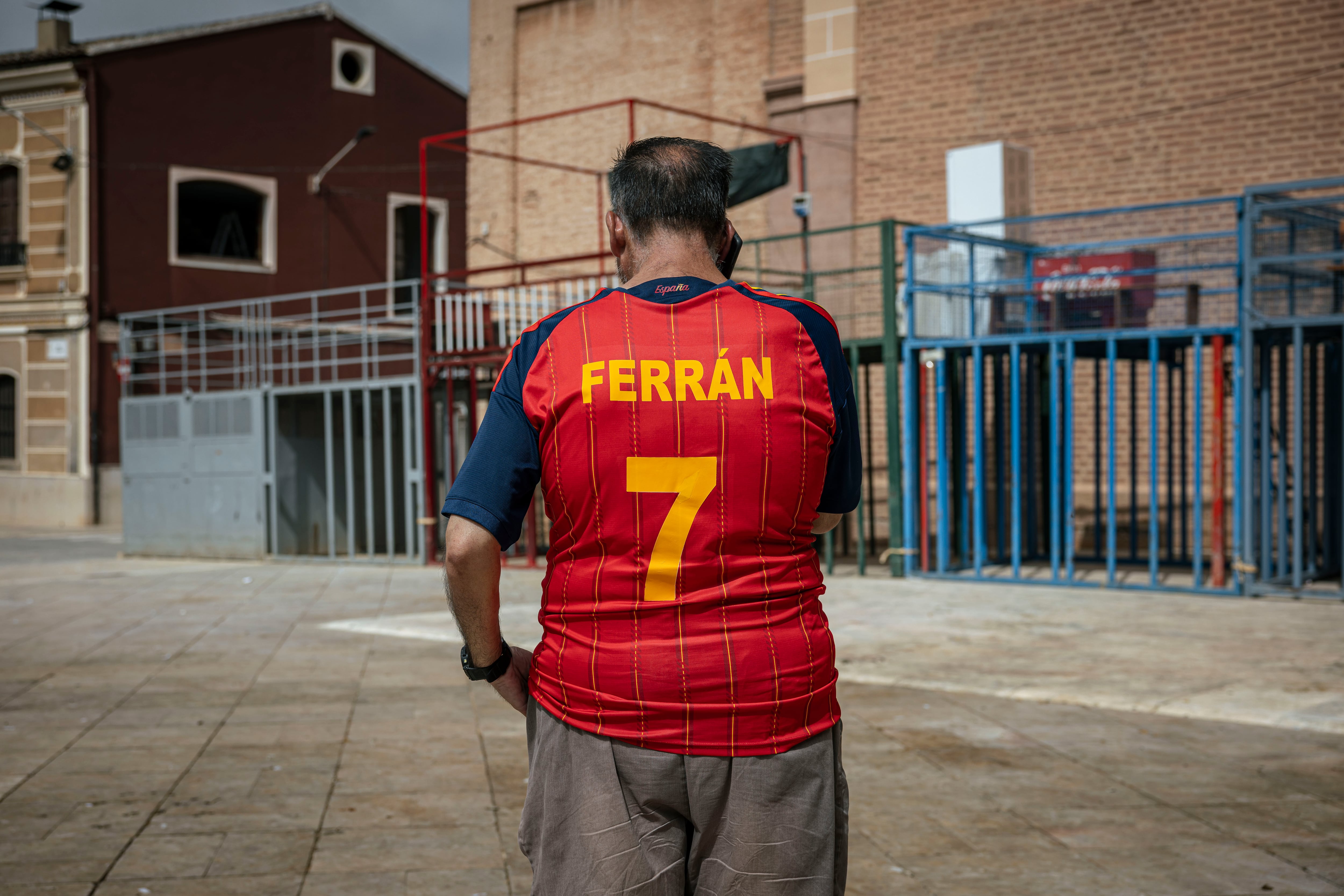 Uno de los seguidores del jugador de la selección española, Ferran Torres en Foios, en la plaza del pueblo, este lunes.