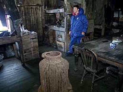 El jefe de la expedición, Nigel Scott, en el interior del campamento.