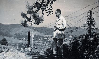 L’escriptor Joan Sales al jardí de casa seva a l’exili.