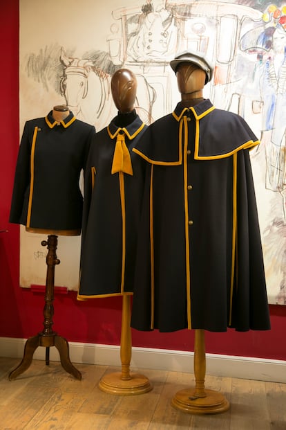 De izquierda a derecha, chaqueta, capa de verano y capa de invierno diseñada por Capas Seseña para Galería Canalejas.