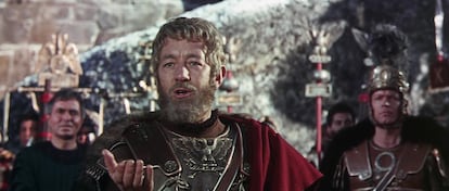 Alec Guiness como Marco Aurelio en 'La caída del Imperio Romano'.