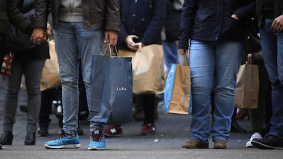 Clientes con bolsas de grandes cadenas por el centro de Madrid.