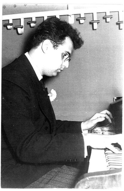 El compositor, pianista y director de orquesta catalán Joan Guinjoan, uno de los referentes de la creación musical contemporánea en España, ha fallecido a los 87 años. En la imagen, el músico y compositor, tocando el piano en la década de 1960.