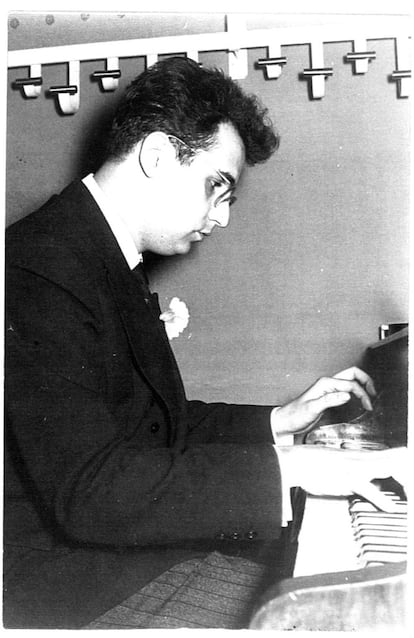 El compositor, pianista y director de orquesta catalán Joan Guinjoan, uno de los referentes de la creación musical contemporánea en España, ha fallecido a los 87 años. En la imagen, el músico y compositor, tocando el piano en la década de 1960.