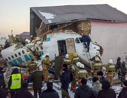 Miembros de los equipos de inspeccionan el avión de pasajeros Fokker-100 que se estrelló este viernes tras despegar del aeropuerto de la ciudad kazaja de Almaty, en Kazajistán, ocasionando la muerte de 15 personas e hiriendo a otras 66. El aparato siniestrado, perteneciente a la compañía kazaja Bek Air, llevaba 100 personas a bordo y se dirigía hacia Nursultán, la capital kazaja.