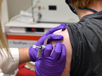 Un voluntario recibe una dosis durante el ensayo clínico de la vacuna de Pfizer y BioNTech, en EE UU.