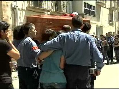 Almatret despide a uno de los bomberos fallecidos en Tarragona