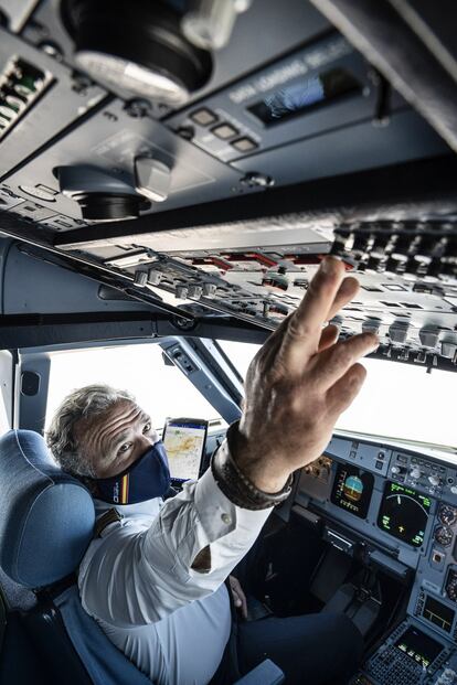 El comandante Javier Nieto, más de dos décadas a los mandos de un avión, pilota un Airbus 320 desde Madrid a A Coruña. En nuestro recorrido solo nos cruzamos con otro aparato. Los cielos permanecen vacíos.