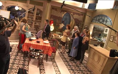 Un momento del rodaje de la serie 'Stamos okupa2' en los estudios de RTVE.