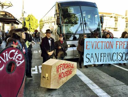 Protesta en diciembre de 2013 contra los autobuses de Google en San Francisco.