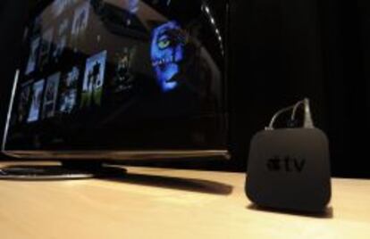 Un dispositivo Apple TV junto a un televisor. La compa&ntilde;&iacute;a prepara el lanzamiento de una nueva versi&oacute;n del dispositivo. 