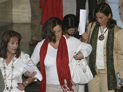 LA SECRETARIA DE TIRADO, ARROPADA POR SUS COMPAÑEROS