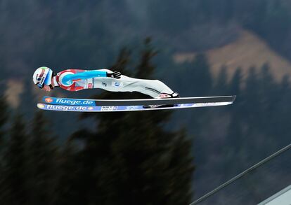 Anders Fannemel en el entrenamiento previo a la competición de saltos en Garmisch-Partenkirchen.