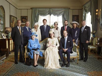 La ceremonia religioso fue de carácter familiar, con solo una veintena de invitados. Pero por vez primera se reunían cuatro generaciones de la familia Windsor, que fueron inmortalizados por Jason Bell, un prestigioso fotógrafo de estrellas del cine y la moda.