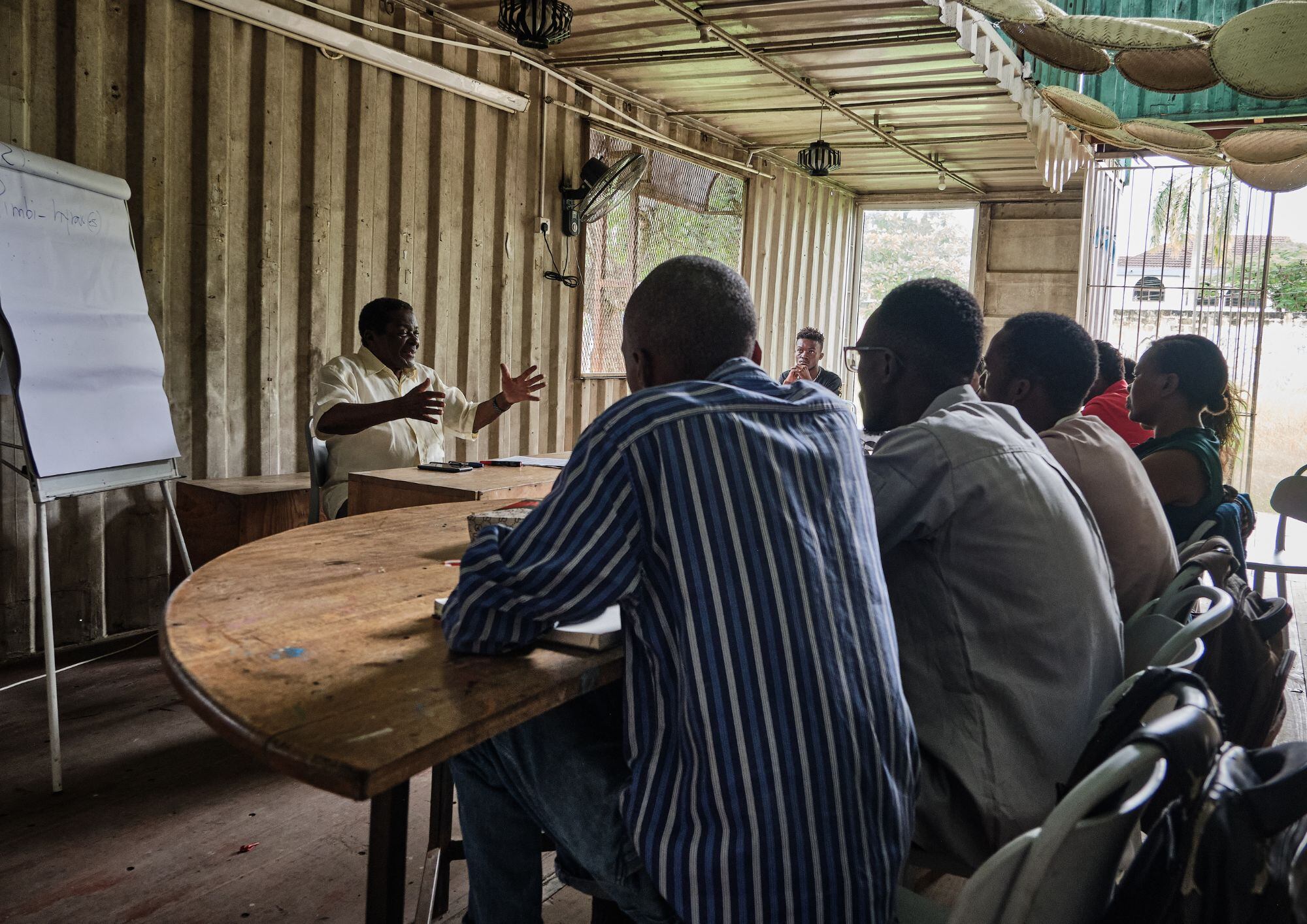 Un grupo de estudiantes escuchan al profesor Elias Jengo, el pasado 17 de abril, en la Academia de Arte Nafasi, en Dar es Salaam (Tanzania).