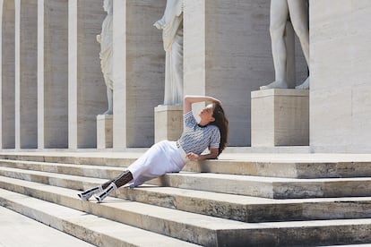 Top (c. p. v.), falda (c. p. v.), medias (150 €) y deportivas (790 €), todo de Fendi. En las escaleras del Palazzo della Civiltà Italiana, conocido como Coliseo cuadrado.