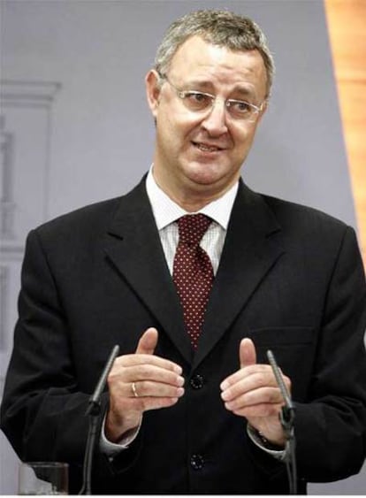 El ministro de Trabajo, Jesús Caldera, esta mañana en el Palacio de la Moncloa