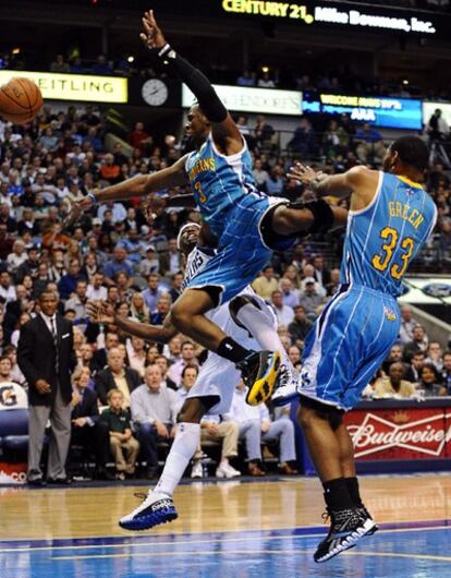 Chris Paul y Willie Green intentan bloquear un lanzamiento de Jason Terry, de los Mavericks.