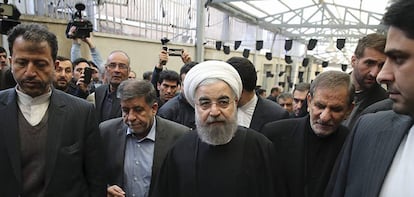El presidente Hasán Rohaní (c) a su llegada a una ceremonia en memoria del expresidente iraní Akbar Hashemí Rafsanyaní celebrada en la mezquita Jamaran en Teherán, este lunes.