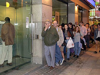 Clientes del Banco Nazionale del Lavoro esperan su turno ante un cajero el pasado fin de semana en Buenos Aires.