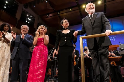 John Williams (a la derecha), durante el concierto, acompañado (desde la izquierda), entre otros, por la atleta Jackie Joyner-Kersee, Steven Spielberg, Anne Sophie Mutter y la actriz Daisy Ridley.