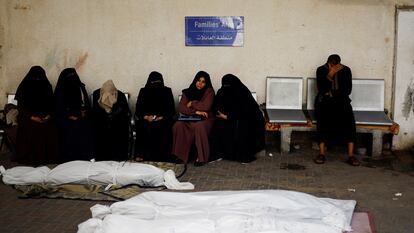 Palestinos lloran junto a los cuerpos de los muertos en ataques de Israel, en un hospital de Rafah, en el sur de la Franja de Gaza, el 4 de diciembre de 2023.