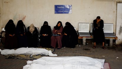 Palestinos lloran junto a los cuerpos de los muertos en ataques de Israel, en un hospital de Rafah, en el sur de la Franja de Gaza, el 4 de diciembre de 2023.