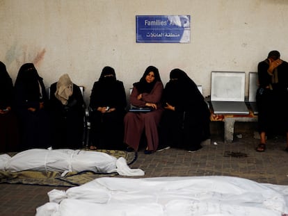 Palestinos lloran junto a los cuerpos de los muertos en ataques de Israel, en un hospital de Rafah, en el sur de la Franja de Gaza, el 4 de diciembre de 2023.