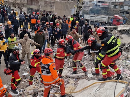 Miembros de la UME rescatan a una familia sepultada por los escombros en Turquía, en una imagen de la propia unidad.