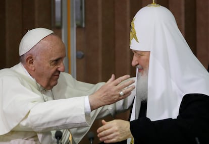 El papa Francisco saluda al patriarca de la iglesia Ortodoxa Rusa Kirill, el 12 de febrero de 2016 en la Habana, Cuba.