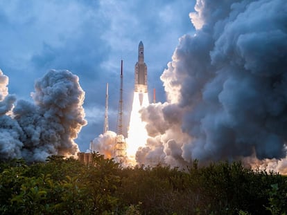 Despegue del cohete Ariane 5 que transporta el telescopio espacial 'James Webb', este sábado en el puerto espacial europeo de la Guayana Francesa.